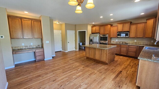 Building Photo - SPACIOUS HOME WITH FINISHED BASEMENT IN NORTH RANGE VILLAGE!