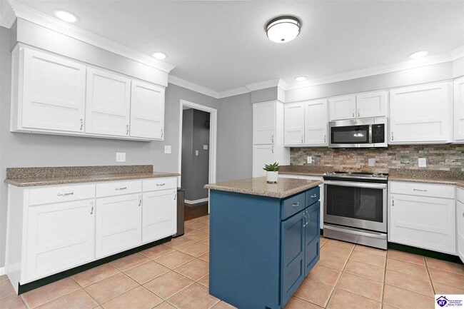 Building Photo - 705 Bon Aire Dr