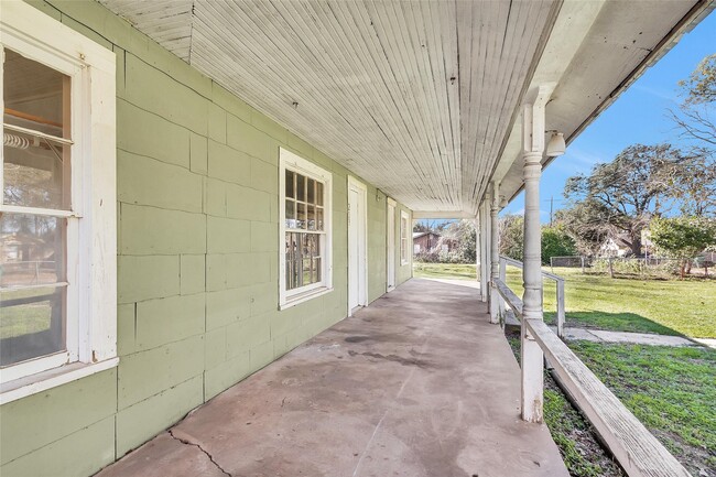 Building Photo - 203 W Powell St