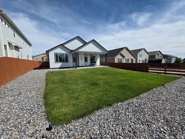 Building Photo - Spacious 5 Bed, 3 Bath Home in Desirable M...