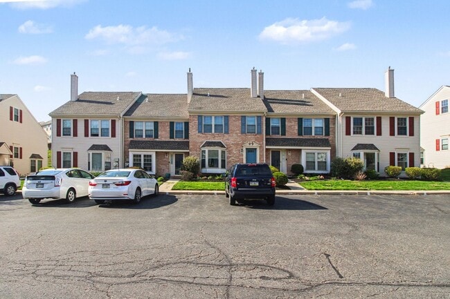 Building Photo - Beautiful Spacious Townhome