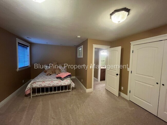 Building Photo - 2717 Mary Dr