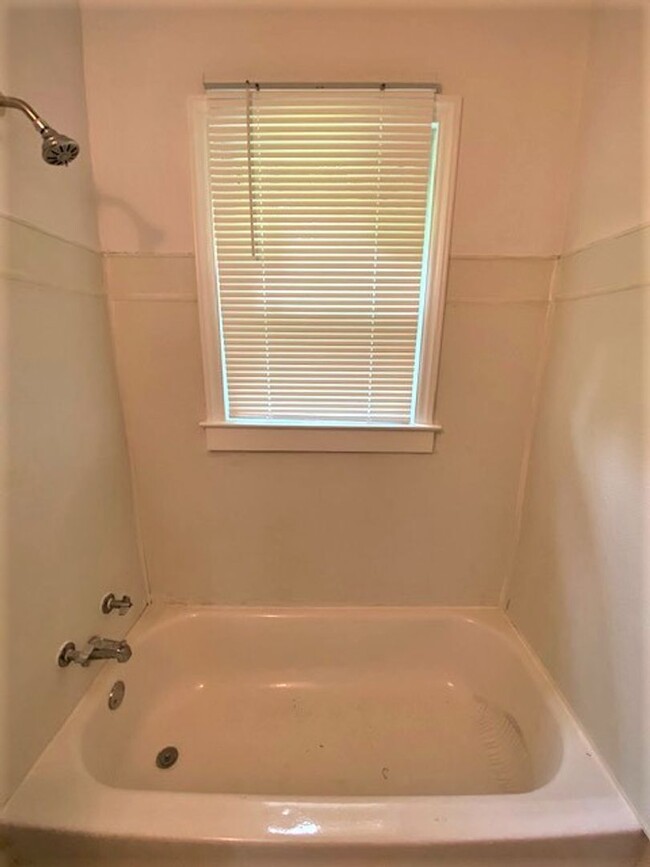 Building Photo - West Charlotte.  Renovated 2 Bedroom!