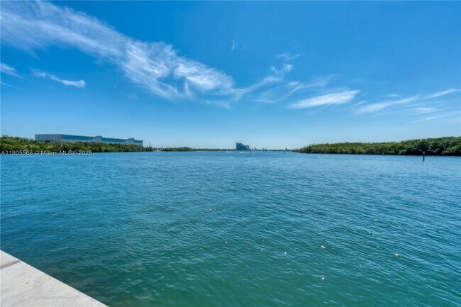 Building Photo - 500 Bayview Dr