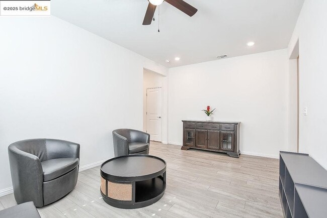 Building Photo - 278 Sespe Creek Ave.