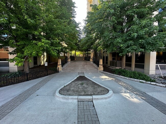 Building Photo - 720 N Larrabee St