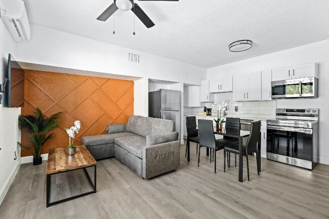 Building Photo - 209 W Gladys St