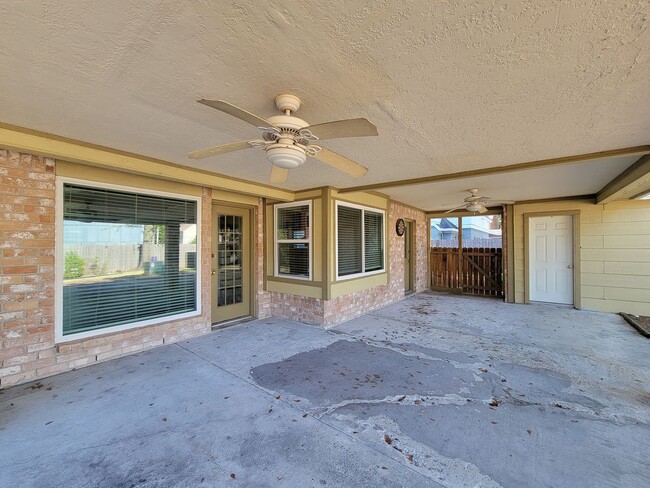 Building Photo - Amazing Cottage Charm Designer Home with Lush Landscaping, Sprinkler System, New Insulated Window...