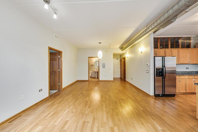 Building Photo - 873 N Larrabee St