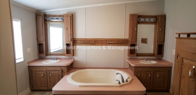 Building Photo - 3BR/2BA Home Conveniently Located By NAS JAX
