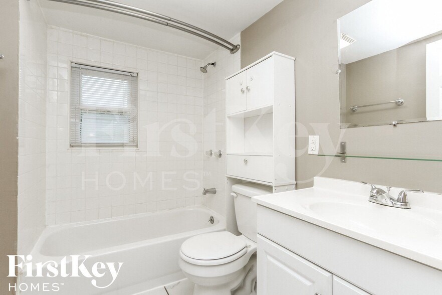 Building Photo - 5452 W Southport Rd