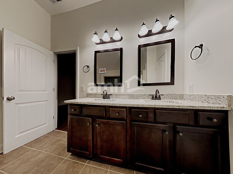 Building Photo - 6170 Oriole Ln