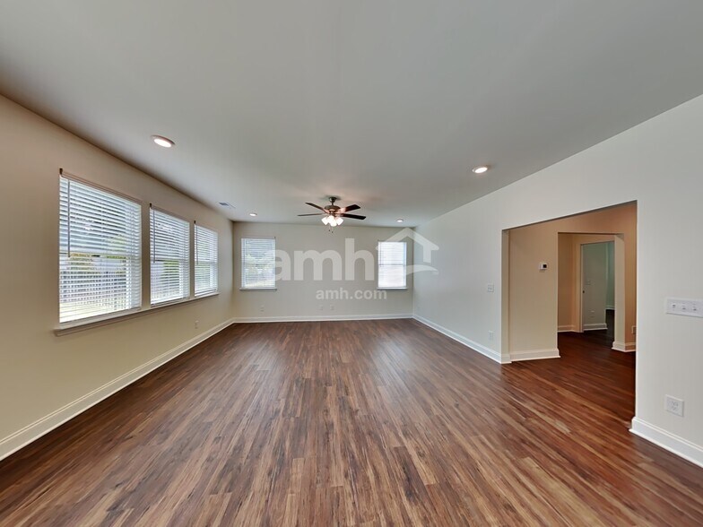 Building Photo - 899 Carnaby Ln