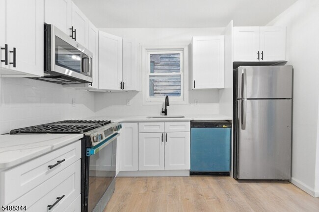 Building Photo - 528 S 13th St