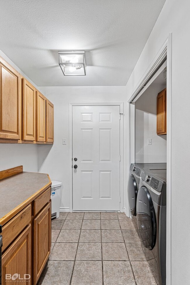 Building Photo - 8 Meadow Creek Dr