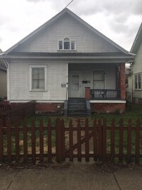 Building Photo - Two Bedroom One Bath Old English Style Home