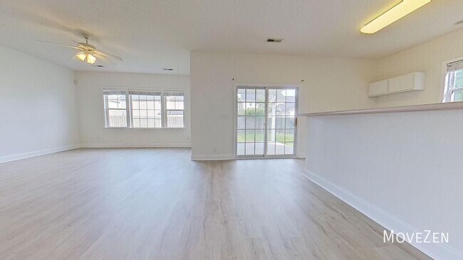 Building Photo - 4705 Pineview Dr