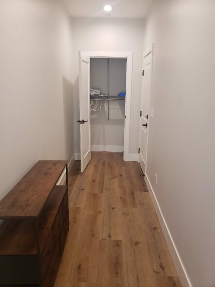 Building Photo - 725 19th St