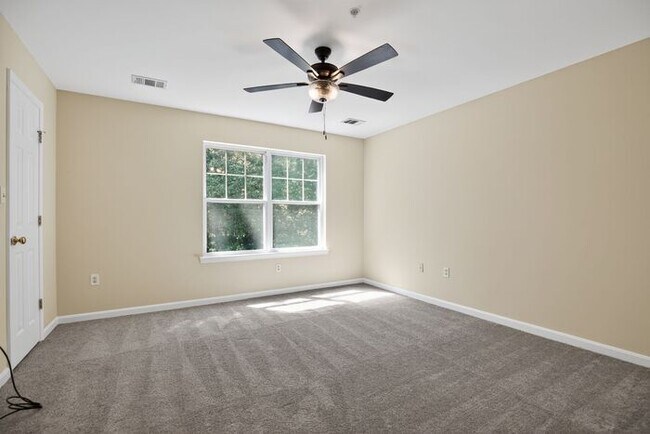 Building Photo - Lovely End Unit 3-Level Townhome in Kingsv...