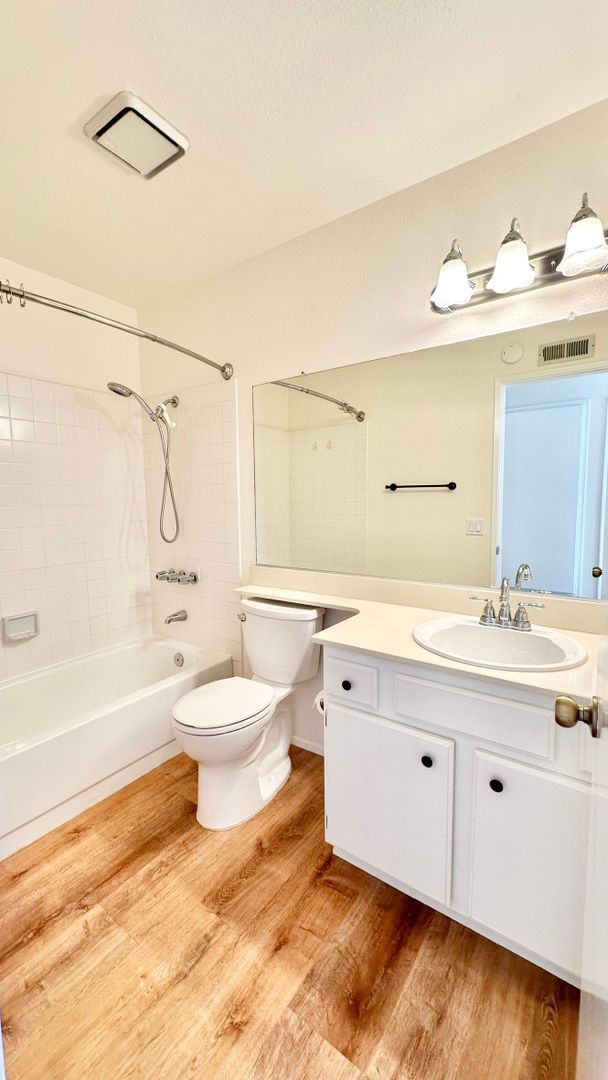 Building Photo - Beautiful, End Unit Condo, in the Very Des...