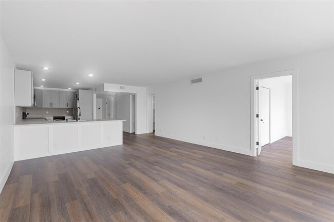 Building Photo - 2800 N Palm Aire Dr