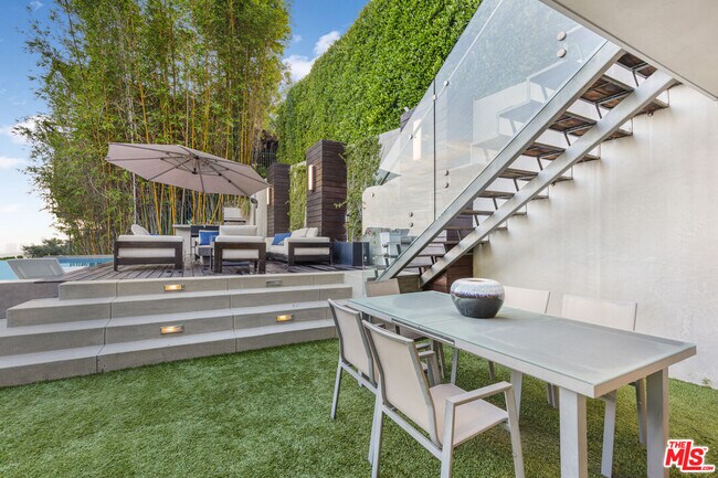 Building Photo - 1717 Sunset Plaza Dr