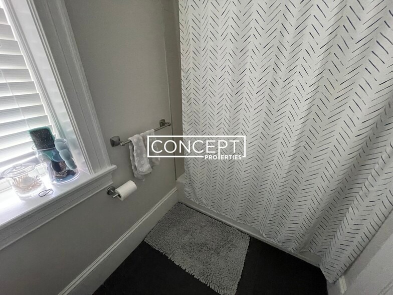 Building Photo - 2044 Beacon St