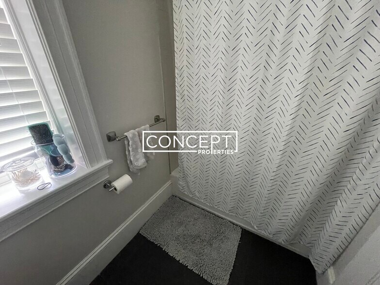 Building Photo - 2045 Beacon St