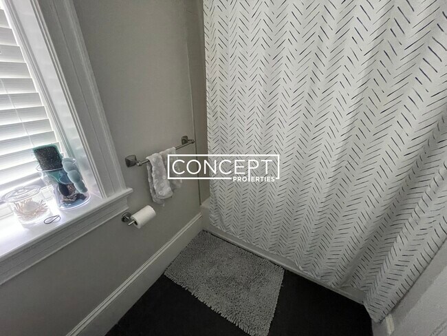 Building Photo - 2045 Beacon St