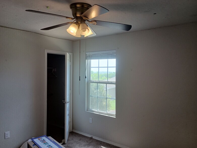 Building Photo - Room in House on Ashworth Blvd