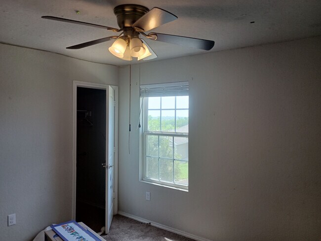 Building Photo - Room in Single Family Home on Ashworth Blvd