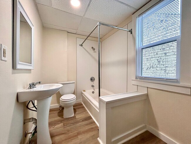 Building Photo - 1123 Pine St