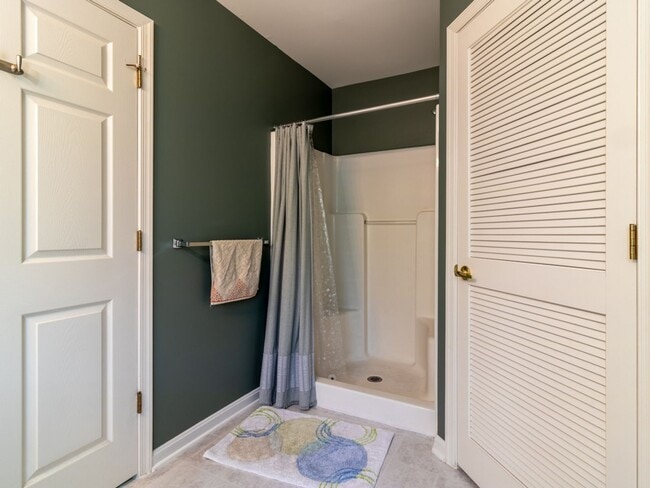 Building Photo - YEAR ROUND RENTAL- FURNISHED - 3 BEDROOM CONDO - WOODS COVE