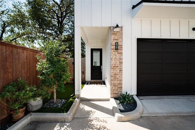Building Photo - 827 Martin St