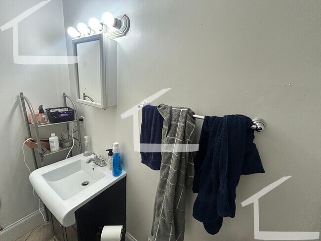 Building Photo - Don't miss out on this 6 bed 2 bath in Mission Hill...