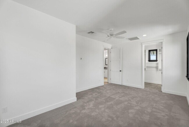 Building Photo - 4901 E Amelia Ave