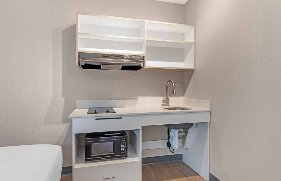Building Photo - Furnished Studio-Longview