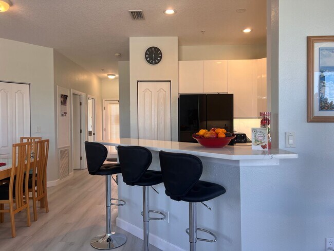 Building Photo - Modern 2BD/2BA Condo in Gondola Park