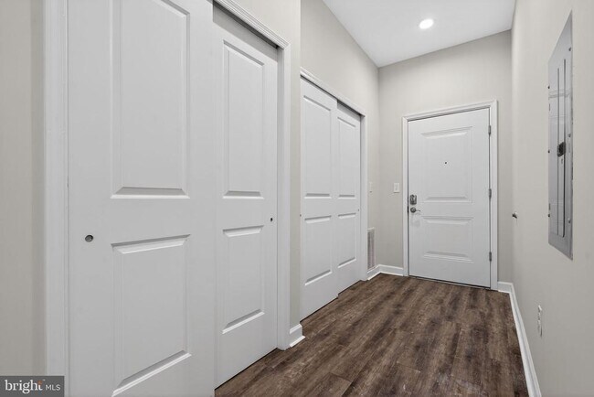 Building Photo - 980 N Marshall St