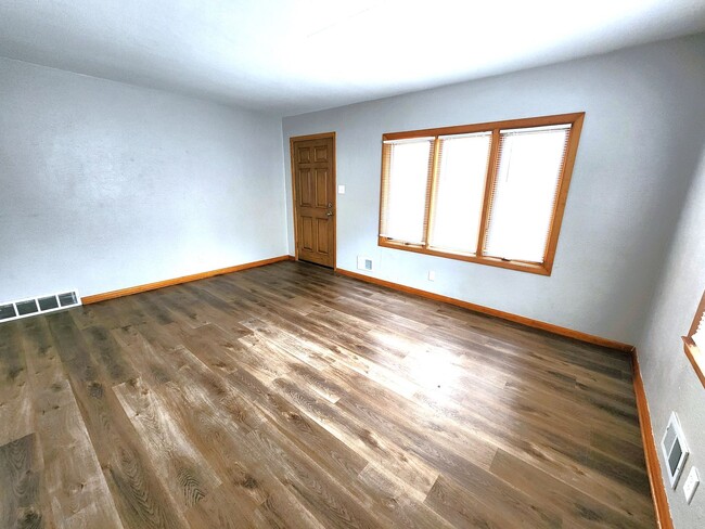 Building Photo - 4 Bedroom Cape Cod with Large Partially Fe...