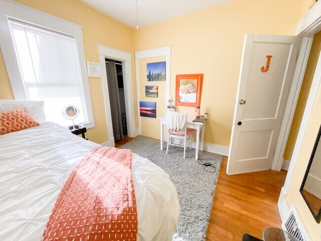 Building Photo - 722 Sunset Dr