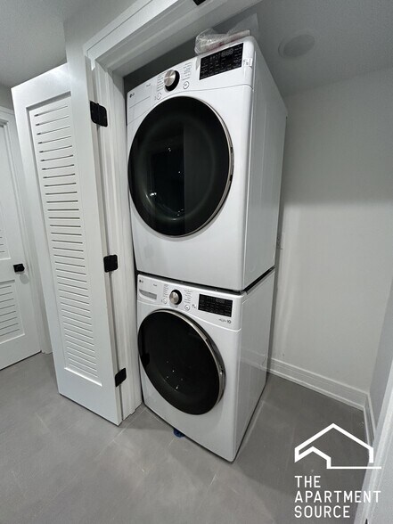 Building Photo - 858 N Paulina St