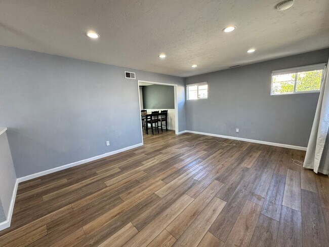 Building Photo - Upgraded 3 Bed / 2 Bath Pool Home with Sol...