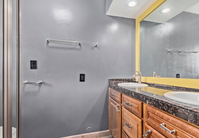 Building Photo - 5722 E Windsor Ave