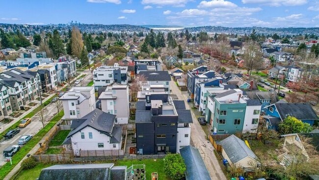 Building Photo - Stunning Modern Air-Conditioned Townhome in Coveted Whittier Heights