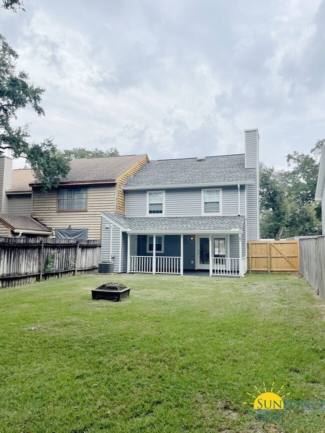 Building Photo - Beautiful 3 Bedroom Townhouse Close to Both Bases!