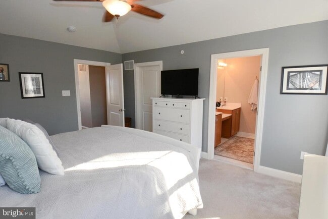 Building Photo - 326 W Hamlin Ave