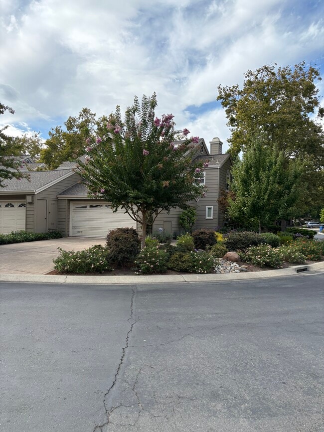 Building Photo - 1938 Stratton Cir