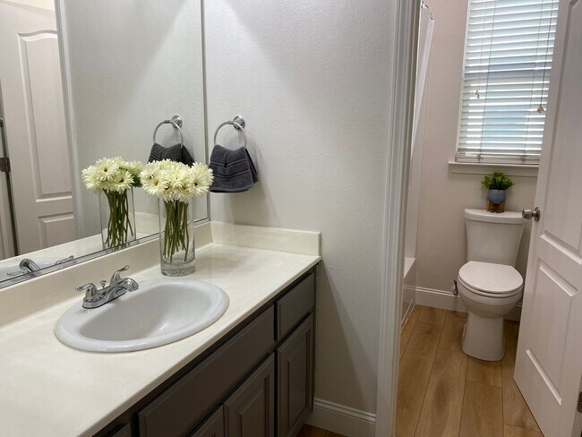 Building Photo - BEAUTIFUL TWO STORY MERCED HOME FOR RENT!