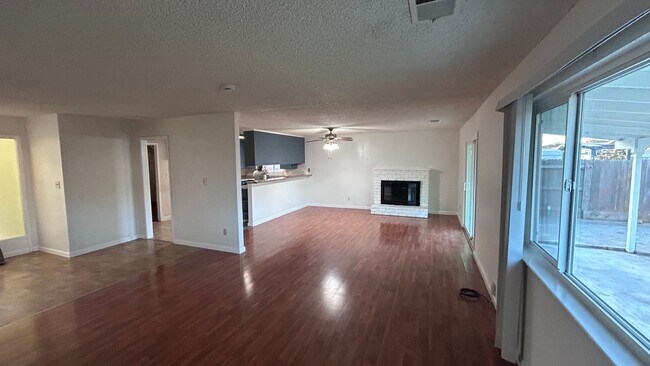 Building Photo - 1717 Briarwood Dr